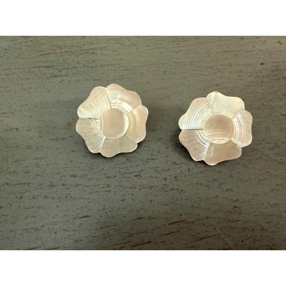 Vintage Mother of Pearl Flower Stud Earrings Iridescent Shell Floral Carved 1in
